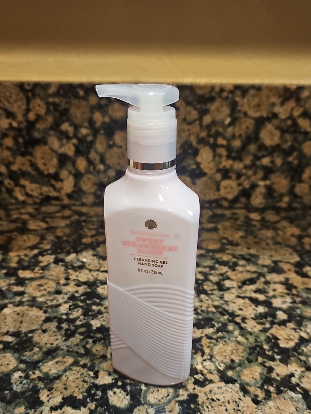 BBW Sweet Strawberry Scoop Cleansing Gel hand soap